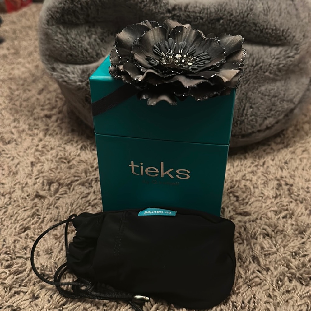 Tieks box with flower and inserts